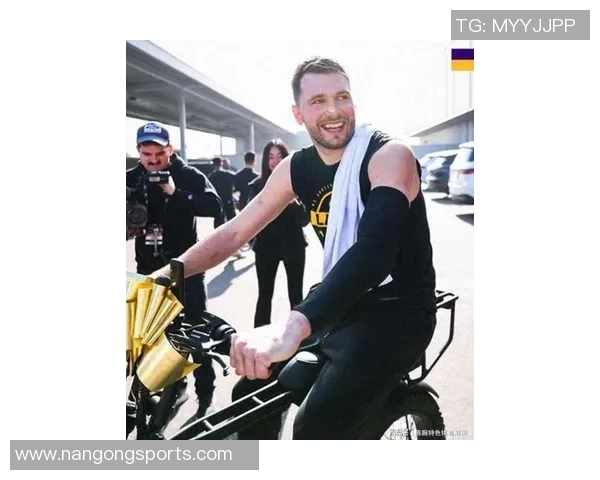 东契奇为湖人转播团队送车车上专属名牌彰显心意